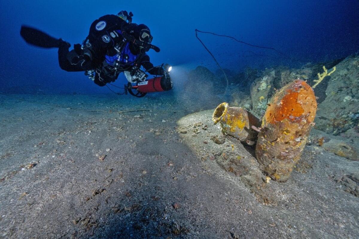 Trovate oltre 300 anfore di età punica al largo di Pantelleria -