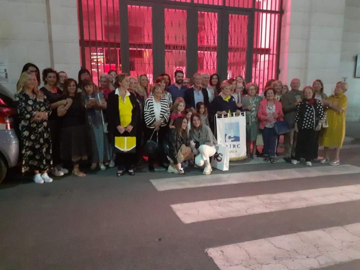 Il palazzo municipale in rosa per il mese della prevenzione del tumore al seno -
