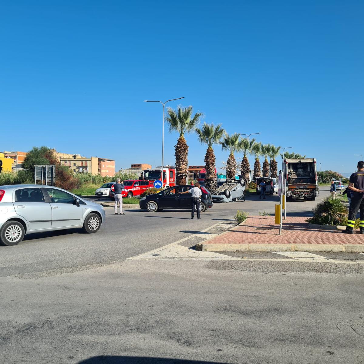Auto ribaltata in via Falcone -