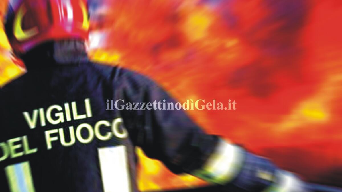 Palme incendiate e fiamme pure su impianto illuminazione a piazza Russello -
