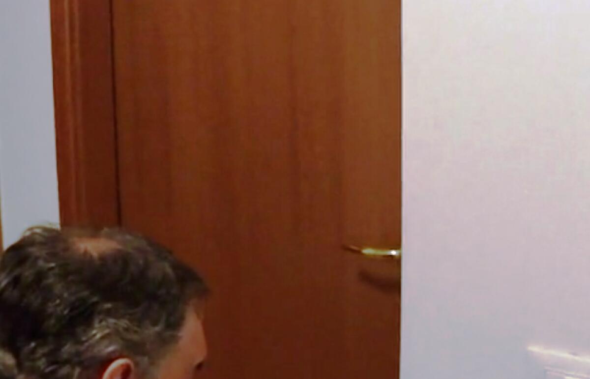 Il sacerdote guarda le pallavoliste nello spogliatoio dal buco della serratura -