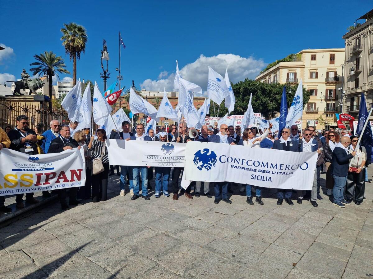 Gela e la Sicilia imprenditoriale in piazza per manifestare contro il caro-bollette - 