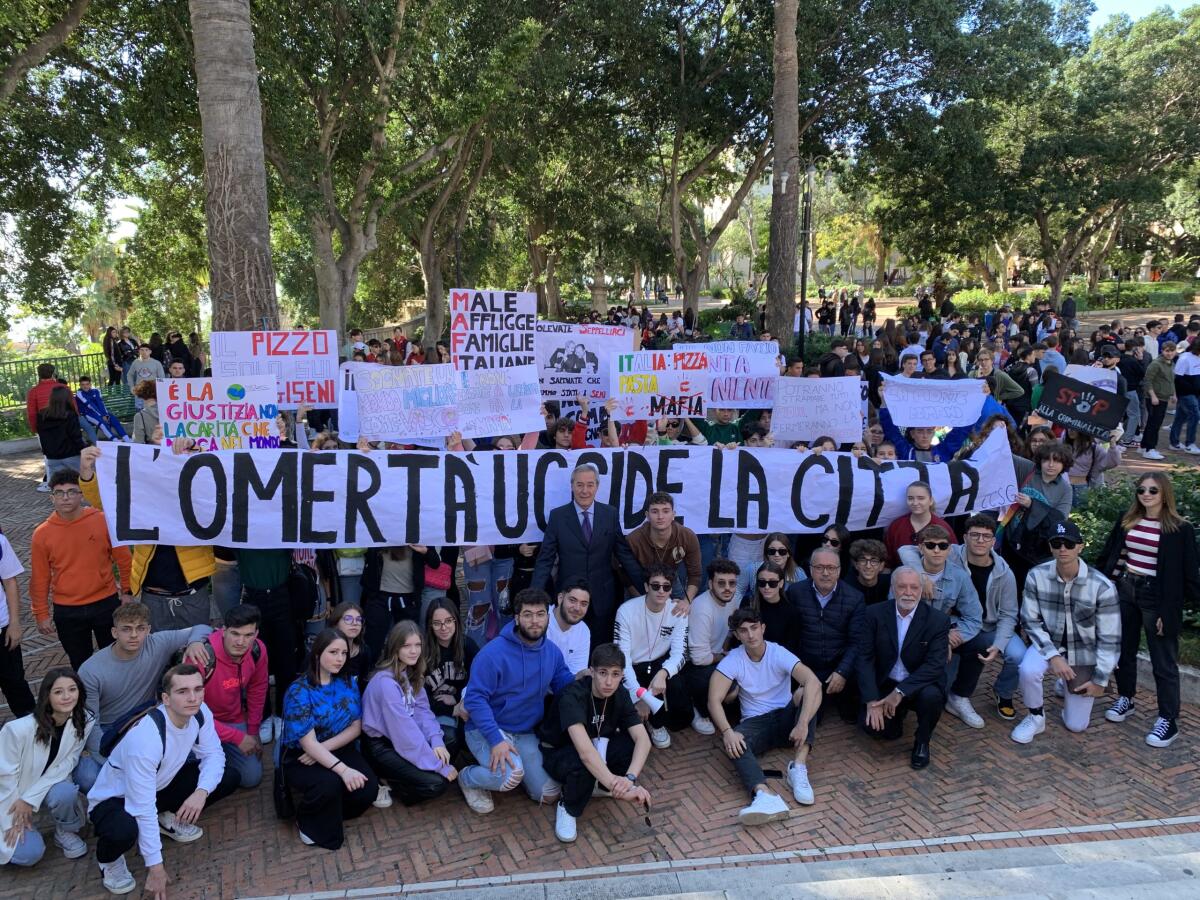 I giovani manifestano contro criminalità e violenza: «Non torneremo agli anni bui» - 