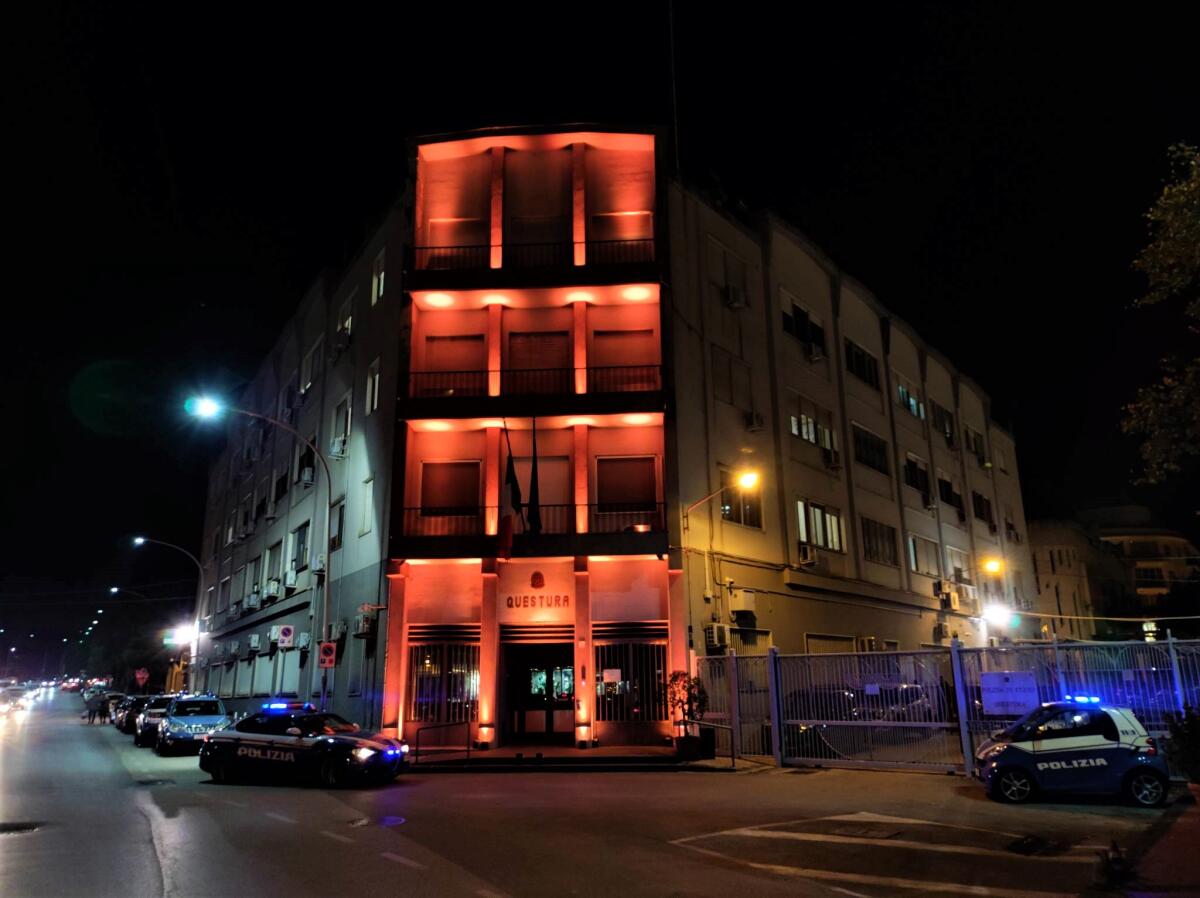 La Questura si illumina di arancione - 