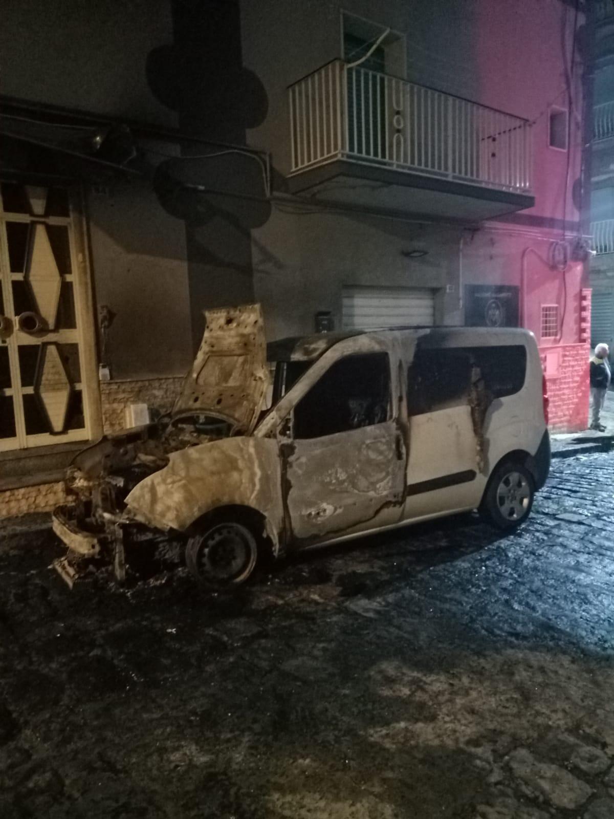 In fiamme a San Giacomo Fiat Doblò di artigiano componente del comitato di quartiere - 