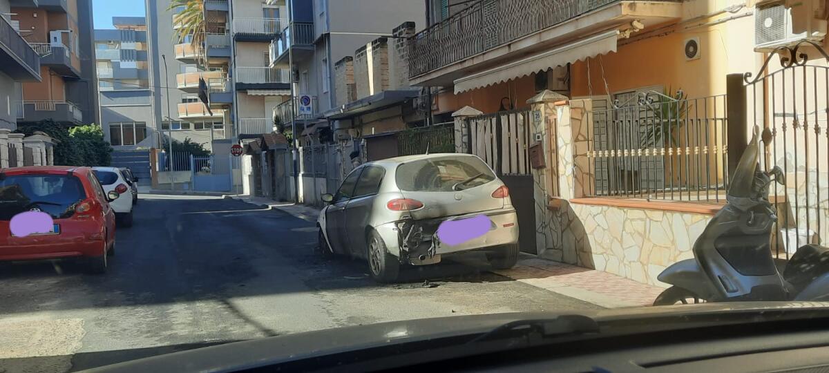 Fuoco nella notte in via Bologna - 