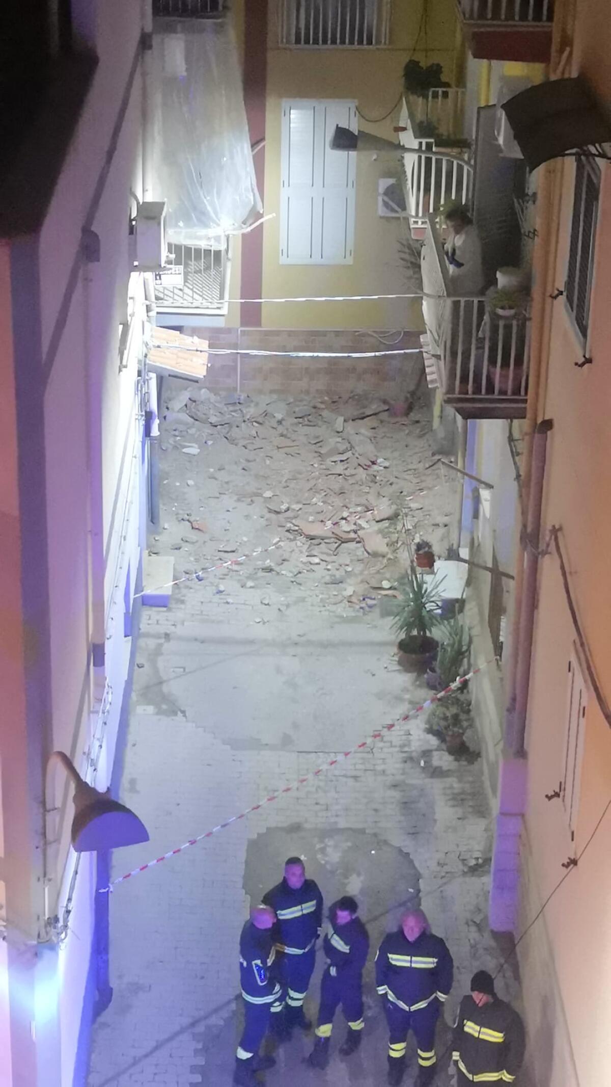 Crolla un solaio in vico Pantelleria - 