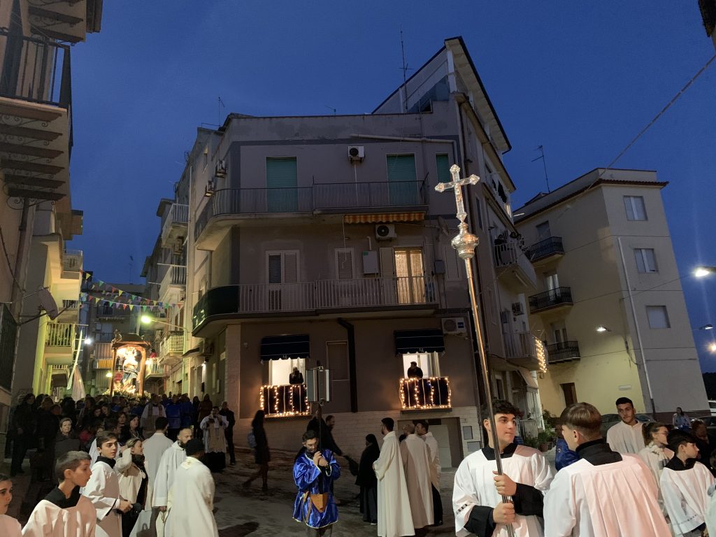 La sosta della processione in via Caltanissetta