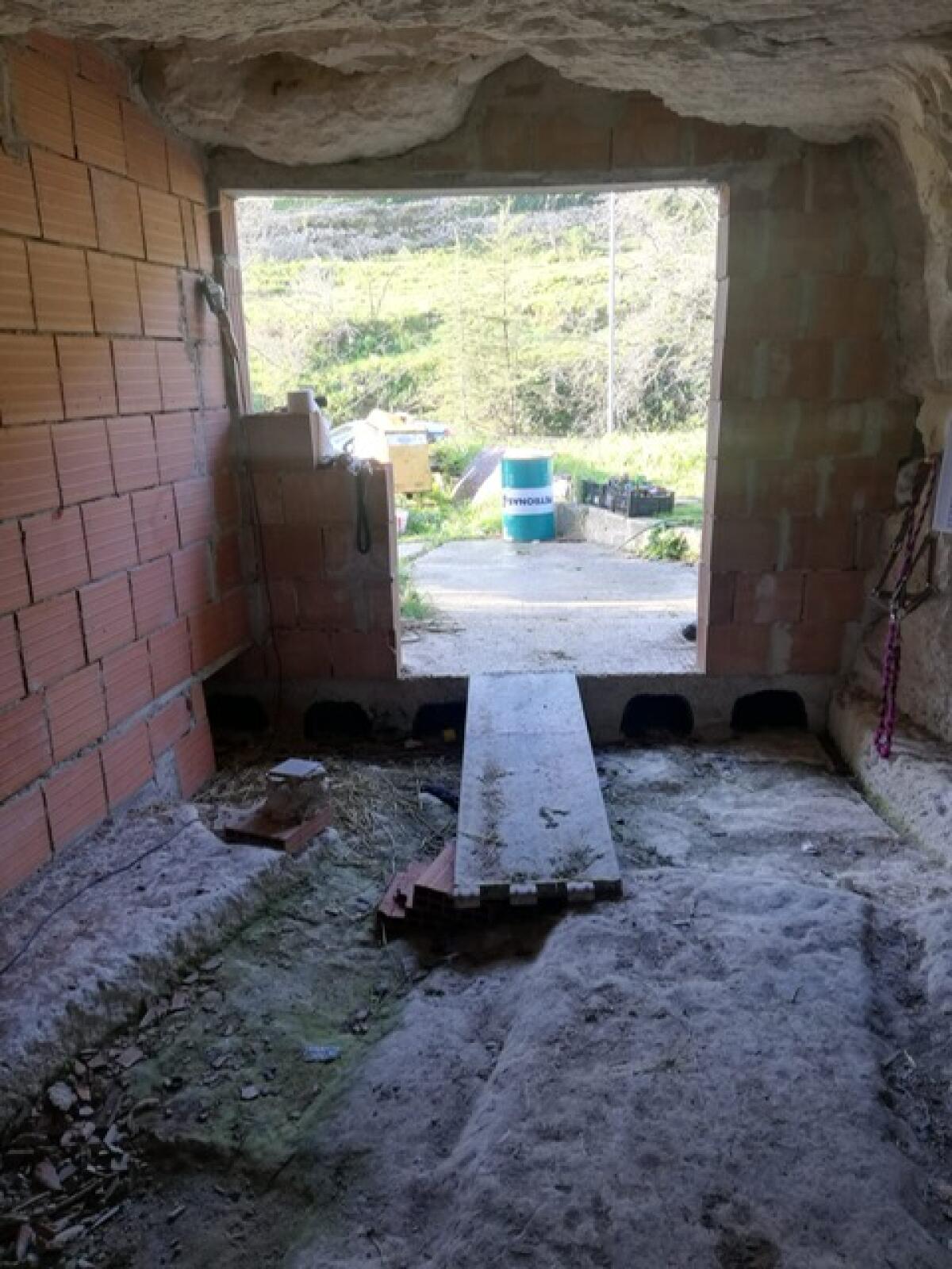 Sequestrato un cantiere in una grotta rupestre - 