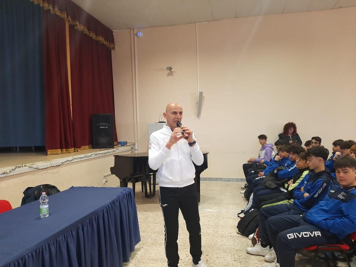 Studenti del liceo sportivo ‘Eschilo’ a lezione di ginnastica di base con l’esperto Miccichè - 