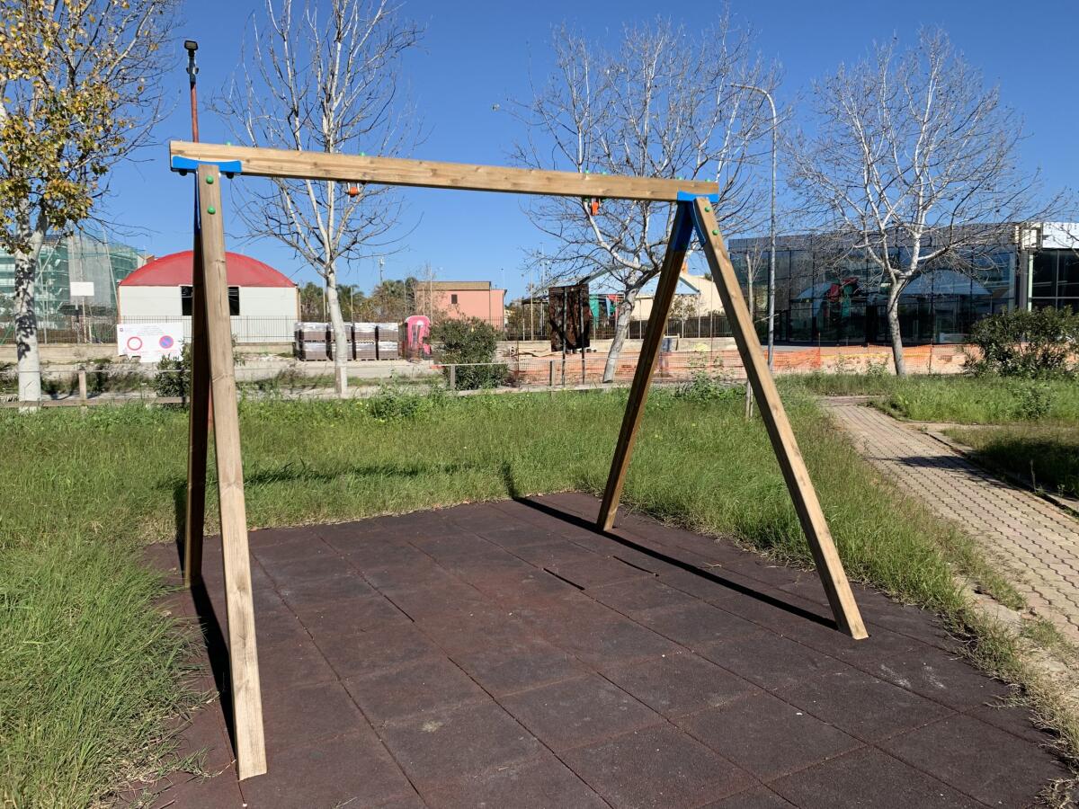 Un parco giochi trascurato: primi segni di degrado al giardino “Iqbal Masih”  - 