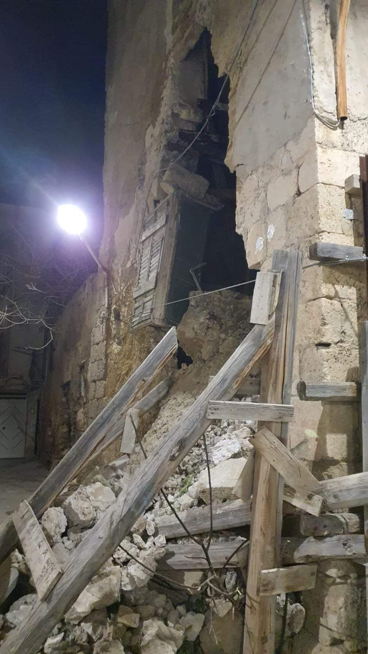 Crolla un vecchio edificio a Licata - 