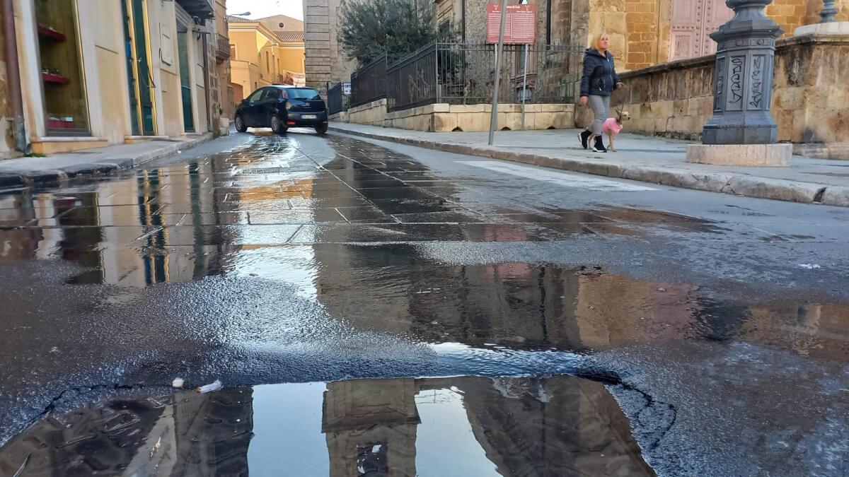 Falla idrica nel cuore del centro storico - 