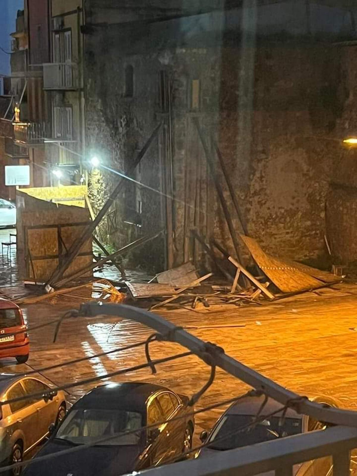 Crolla la recinzione del Palazzo Ducale - 