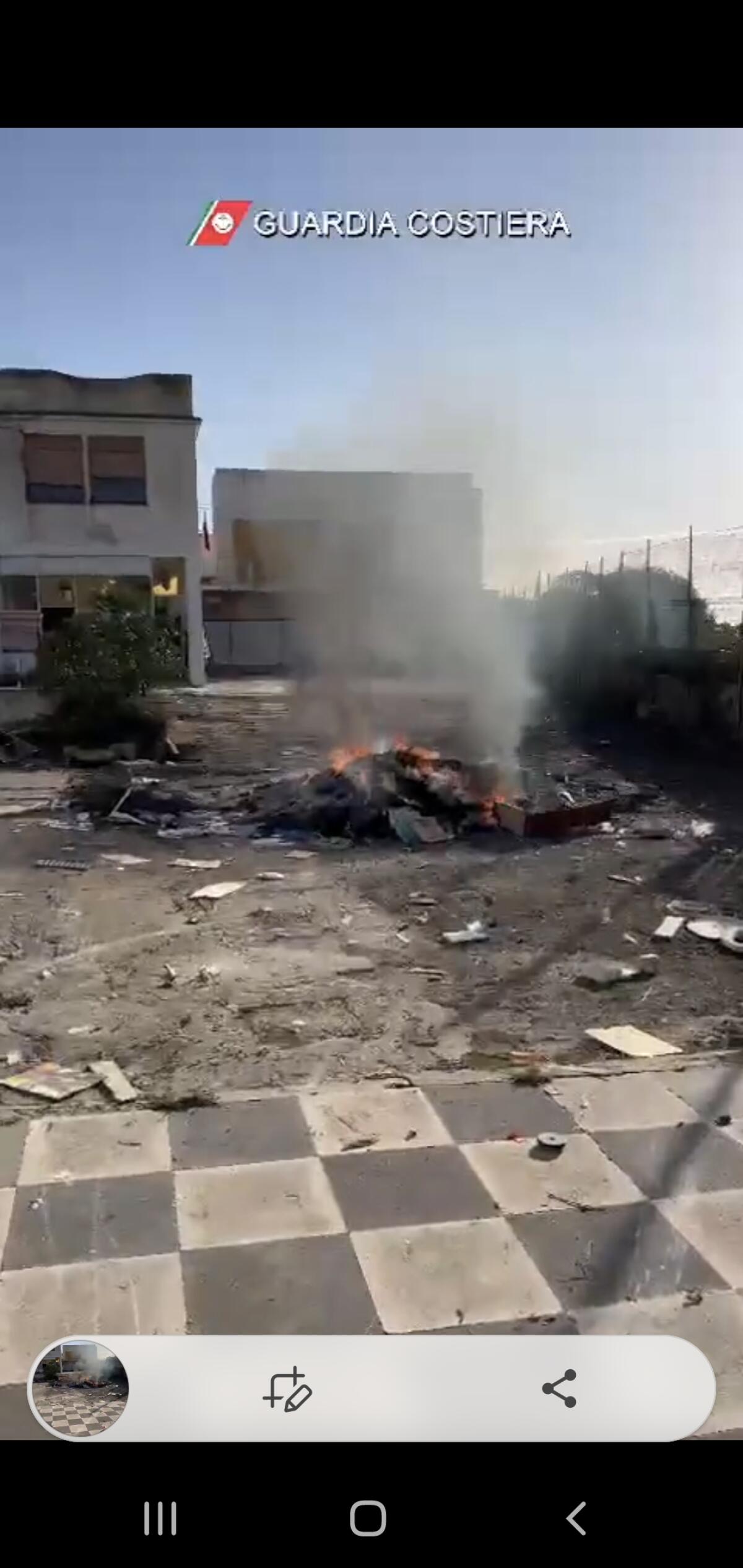 Rifiuti speciali bruciati poco distante dalla spiaggia a Manfria - 