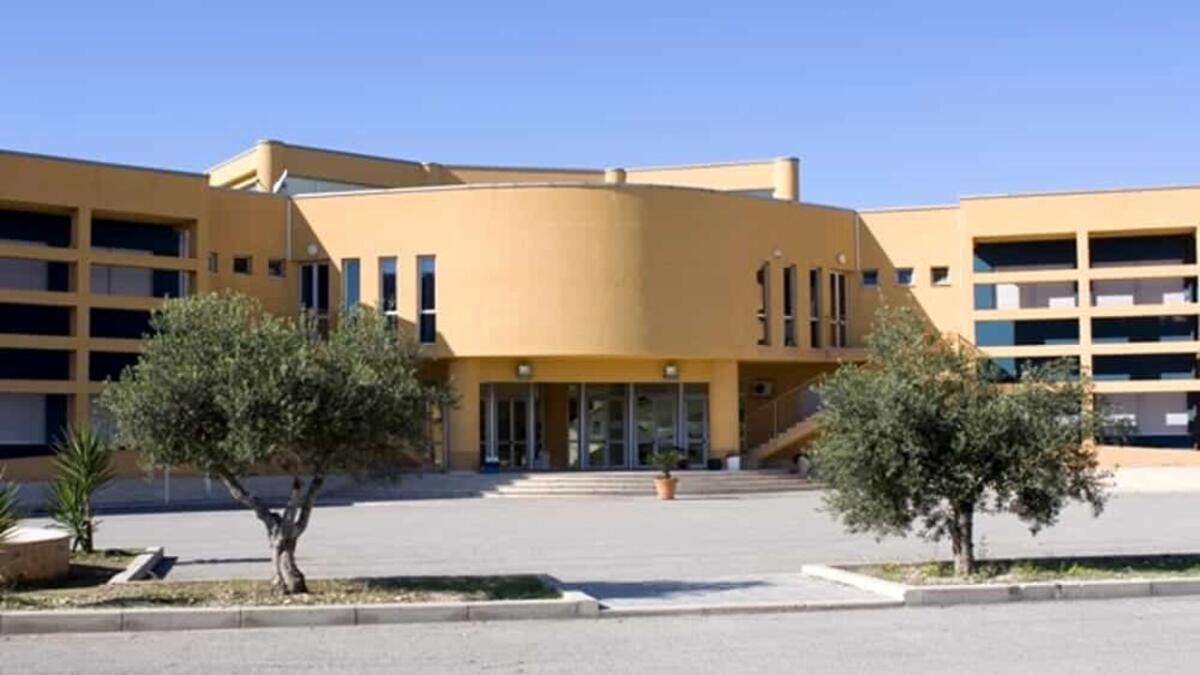 Licata, insegnante si lancia nel vuoto - 