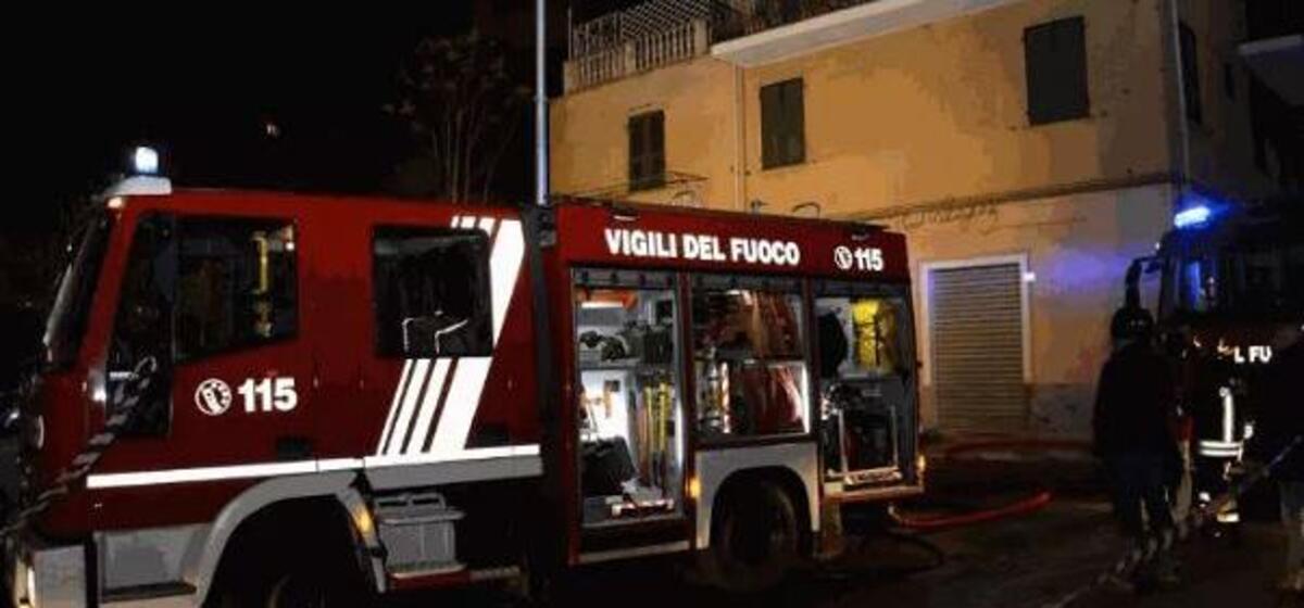Allarme in via Dedalo: uomo tenta di far esplodere una bombola - 