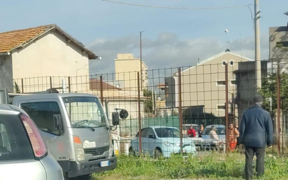 Auto intrappolata fra le barre della ferrovia - 