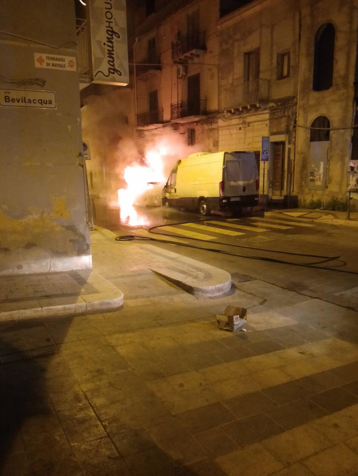 Rogo a San Giacomo, distrutto un furgone ma “non bisogna mollare” - 