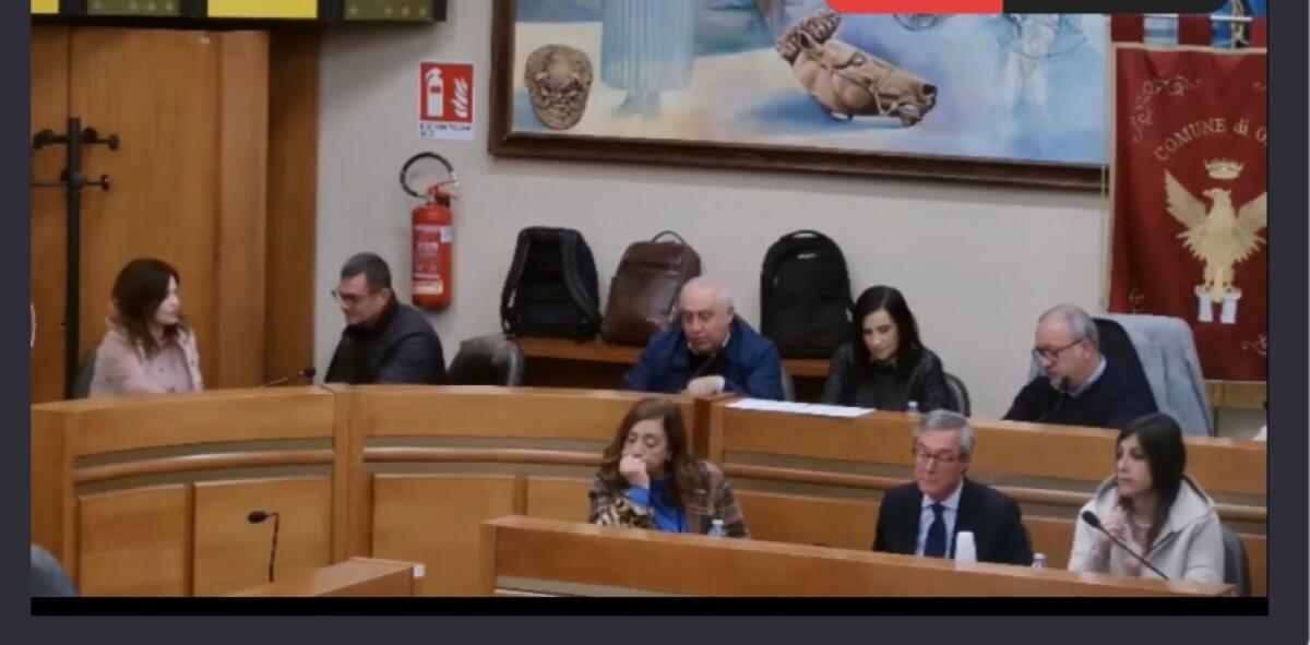 Crisi finanziaria ridotta a spettacolo: è l’accusa lanciata dalla maggioranza -