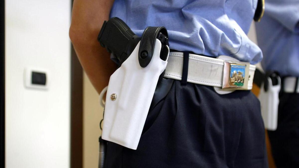 L’amministrazione non ha 40 euro per mantenere la pistola d’ordinanza ad ogni vigile urbano -
