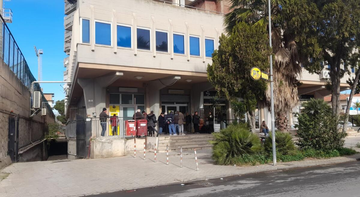 Disservizi e file all’ufficio postale di via Niscemi - 