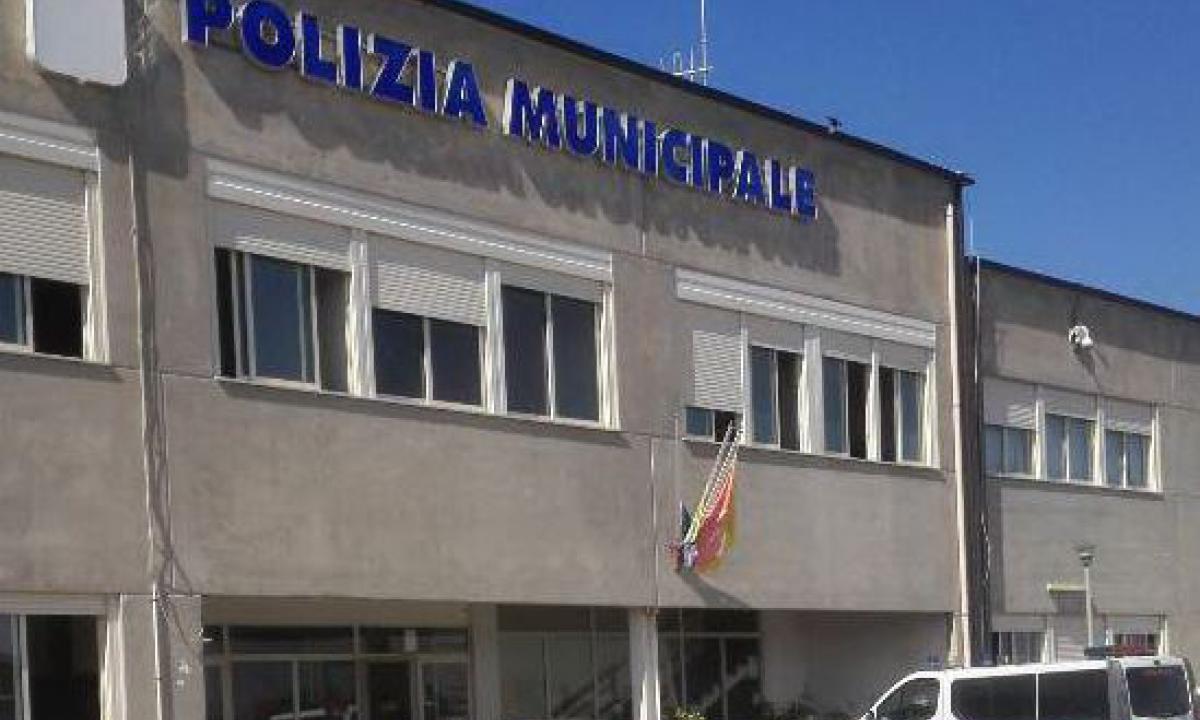 Polizia municipale e associazioni di via Ossidiana a secco -