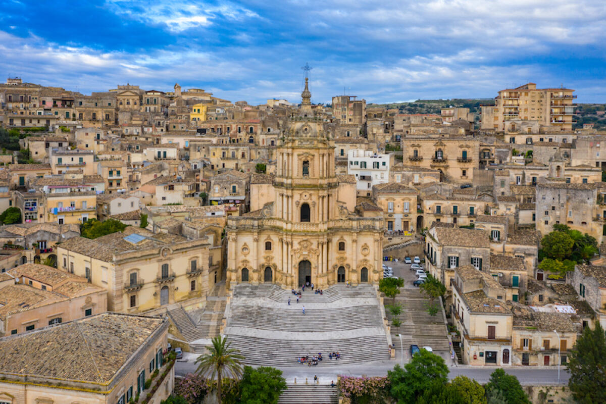 25 aprile: Ragusa commemora il 78° Anniversario della Liberazione - Duomo of San Giorgio in Modica, fine example of sicilian baroque art. Sicily, southern Italy. Modica (Ragusa Province), view of the baroque town. Sicily, Italy.
