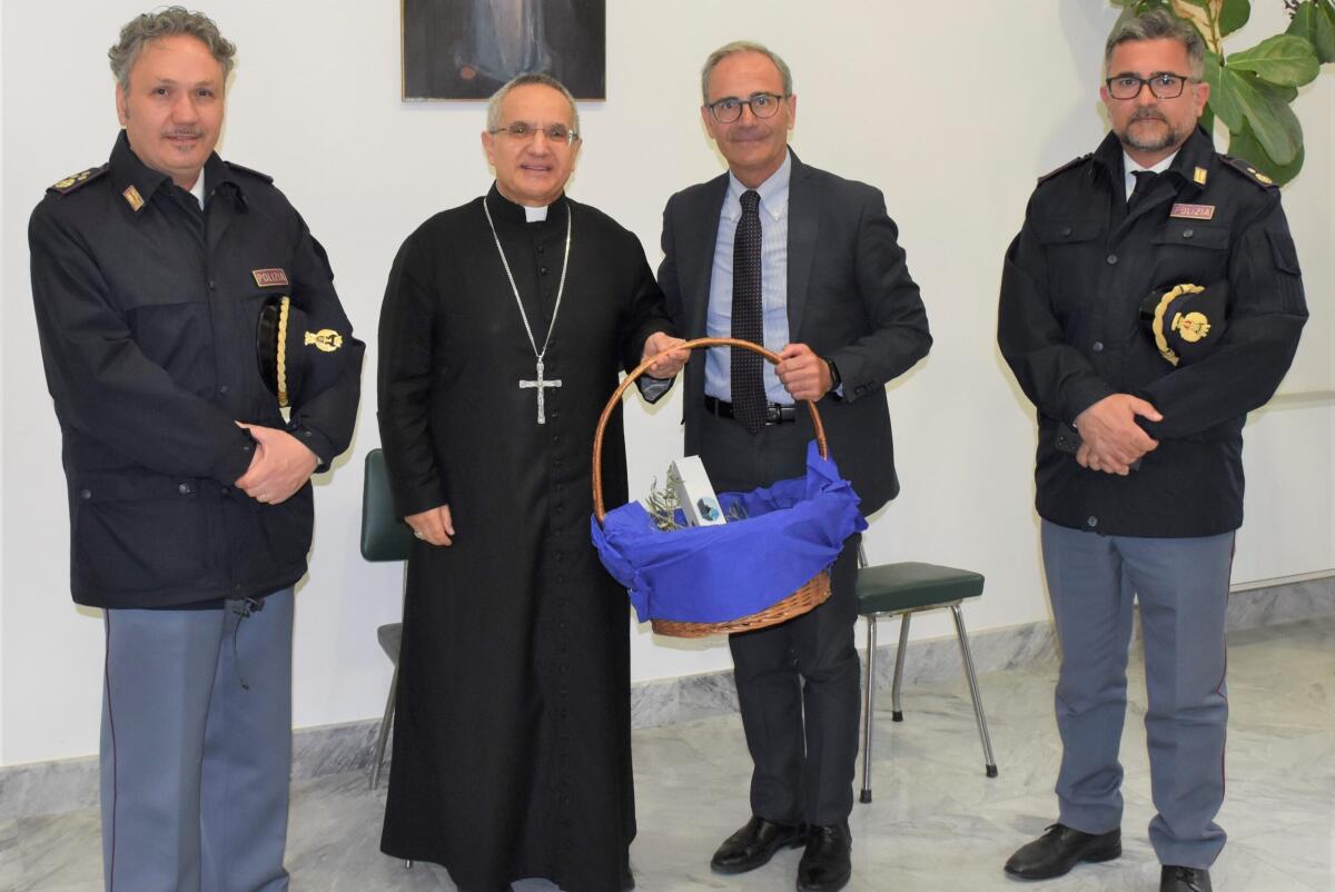 Il Questore consegna al Vescovo l’olio prodotto nei terreni dei luoghi delle stragi di Capaci e via D’Amelio - 