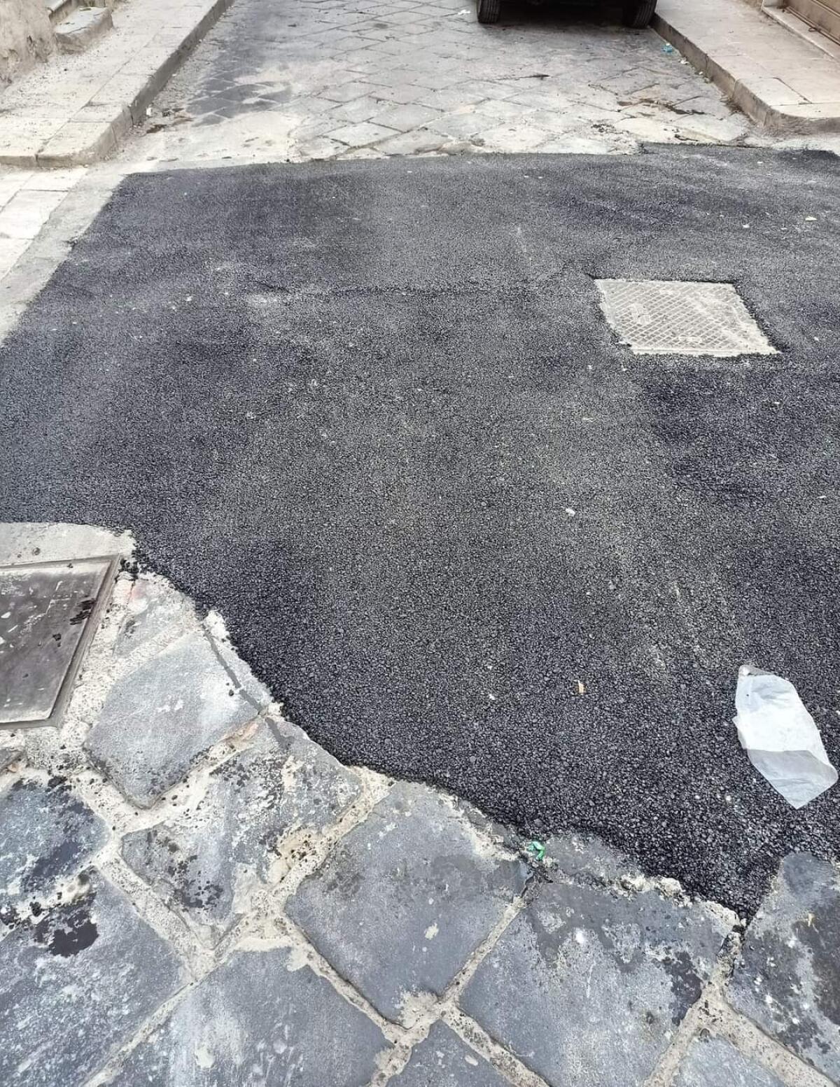 Basole sparite, resta il rattoppo con l’asfalto - 
