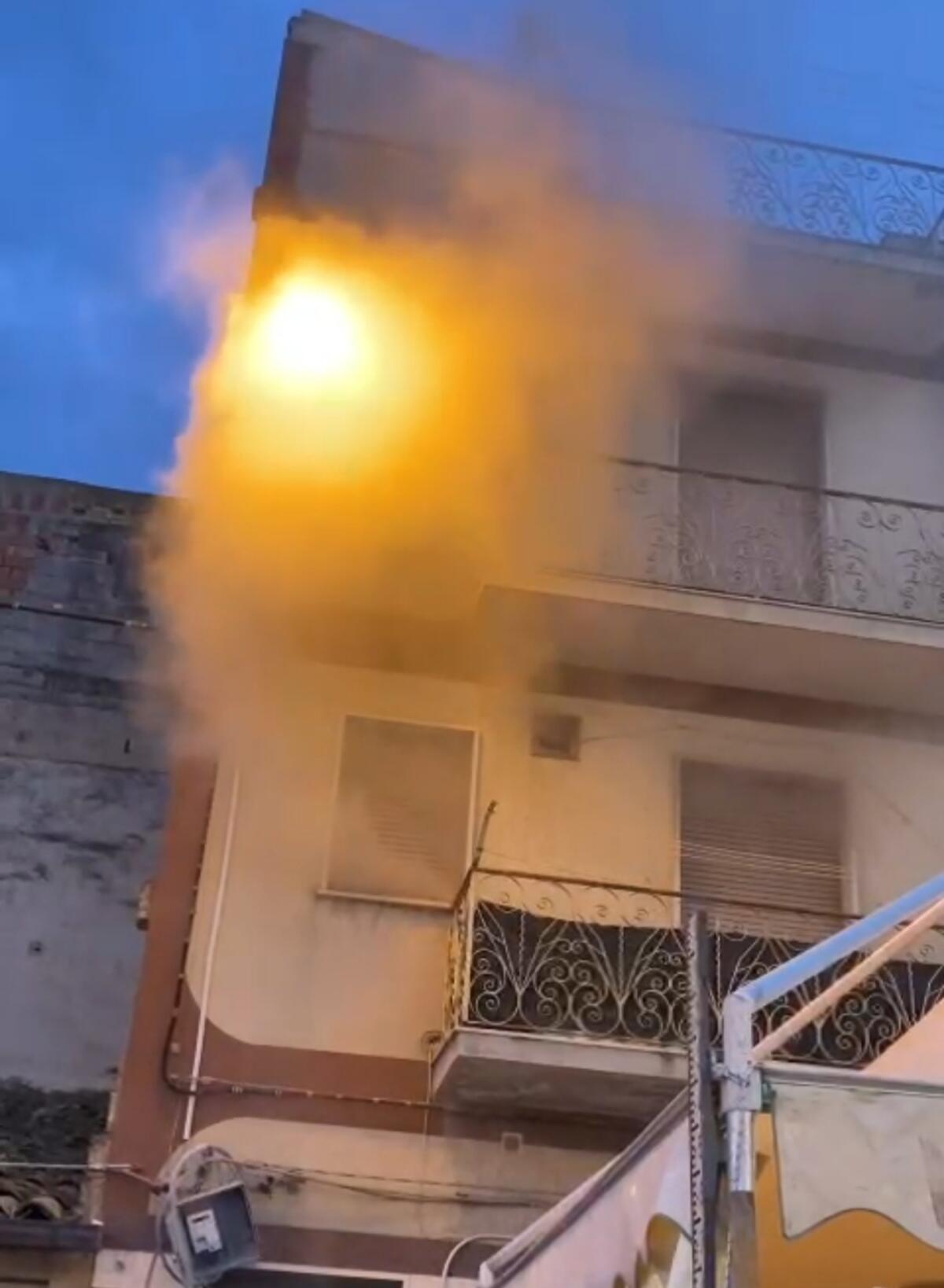 A fuoco un appartamento fra gli stands della Sagra del Carciofo - 