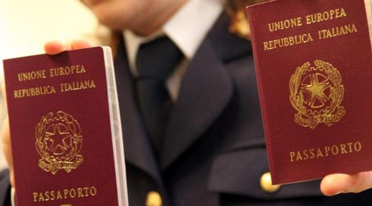 Tutto pronto per la gita ma a due studenti manca il passaporto, la Polizia si attiva in tempi record - 