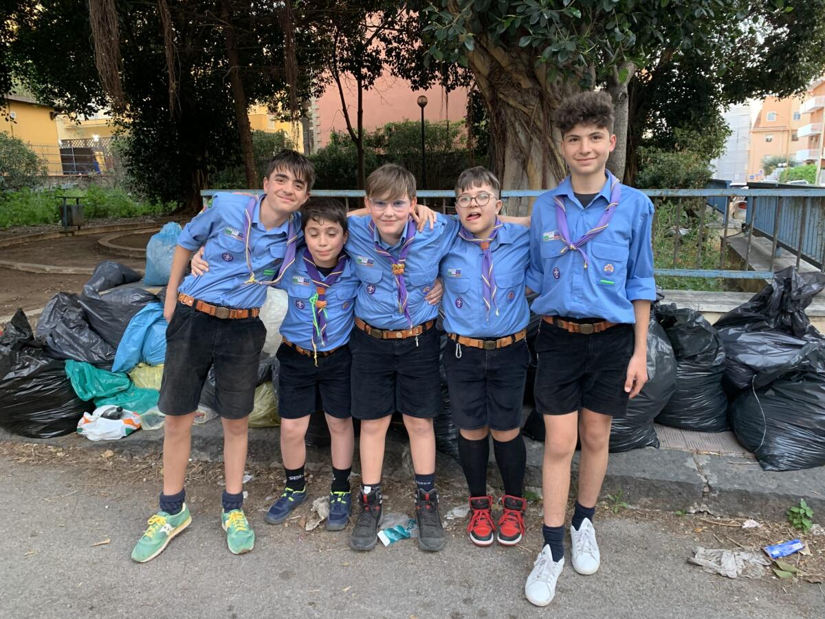 Ripulito il giardino Laura, lezione di civiltà dei giovani scout dell’Agesci Gela4 -