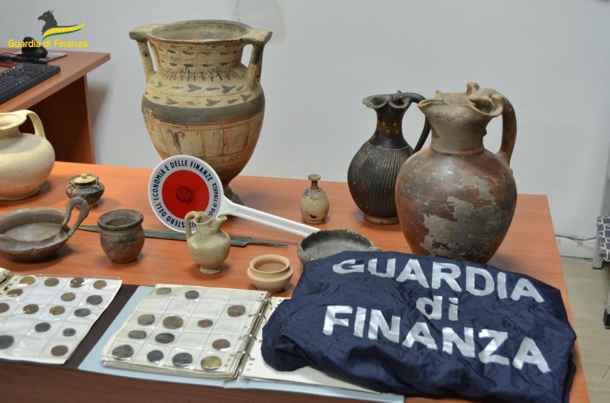 Ci sono pure vasi gelesi della collezione Navarra tra i beni sequestrati dalla Guardia di Finanza in una villetta nel Lazio - 