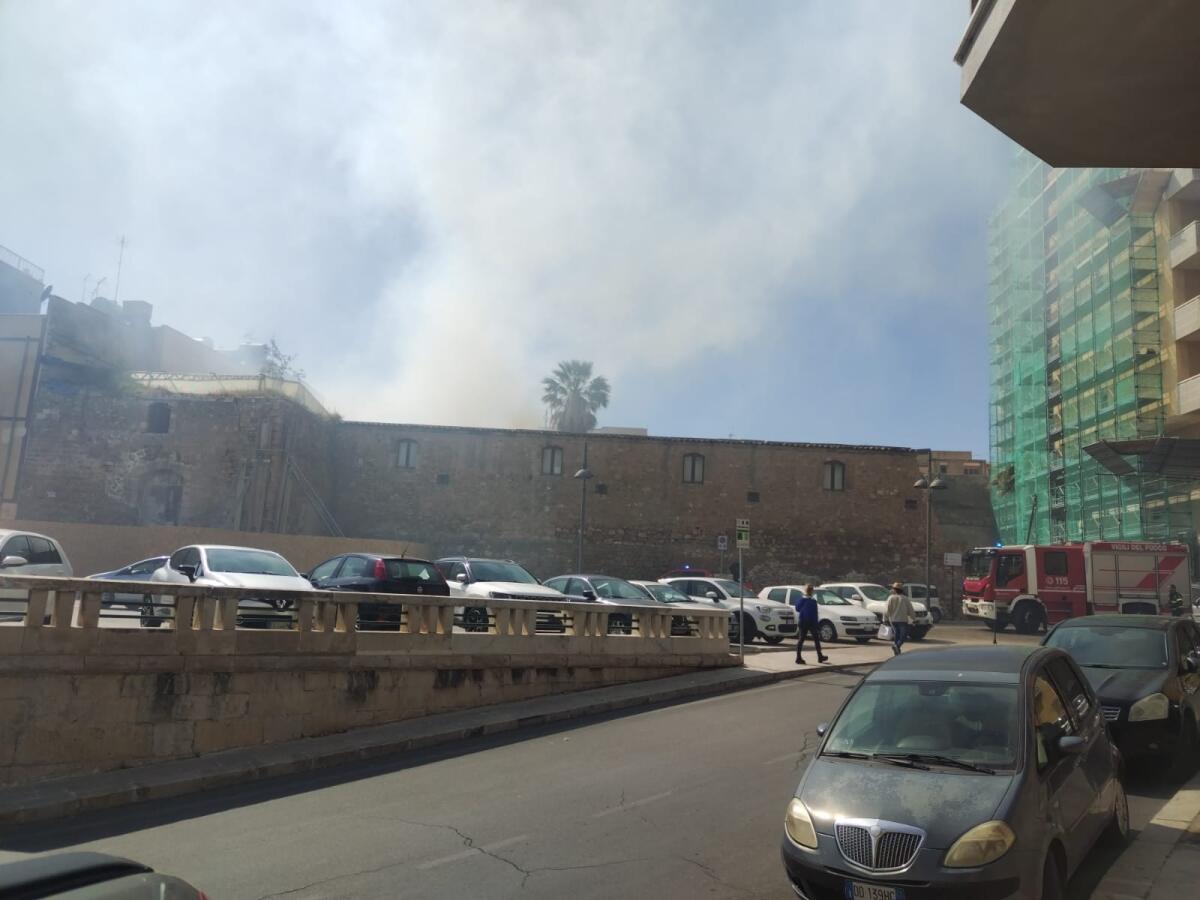Fiamme e fumo vicino al Palazzo Ducale -