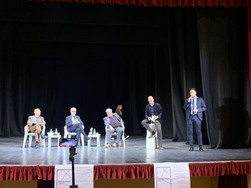 Due momenti della presentazione di questa sera al Teatro Eschilo