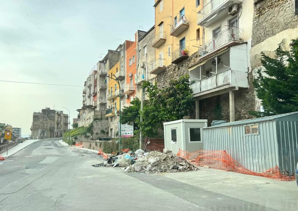 Cantiere fermo e mini discarica come ricordo perenne - 