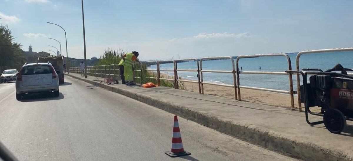 Lungomare, dopo mesi di disagi la sistemazione della ringhiera - 