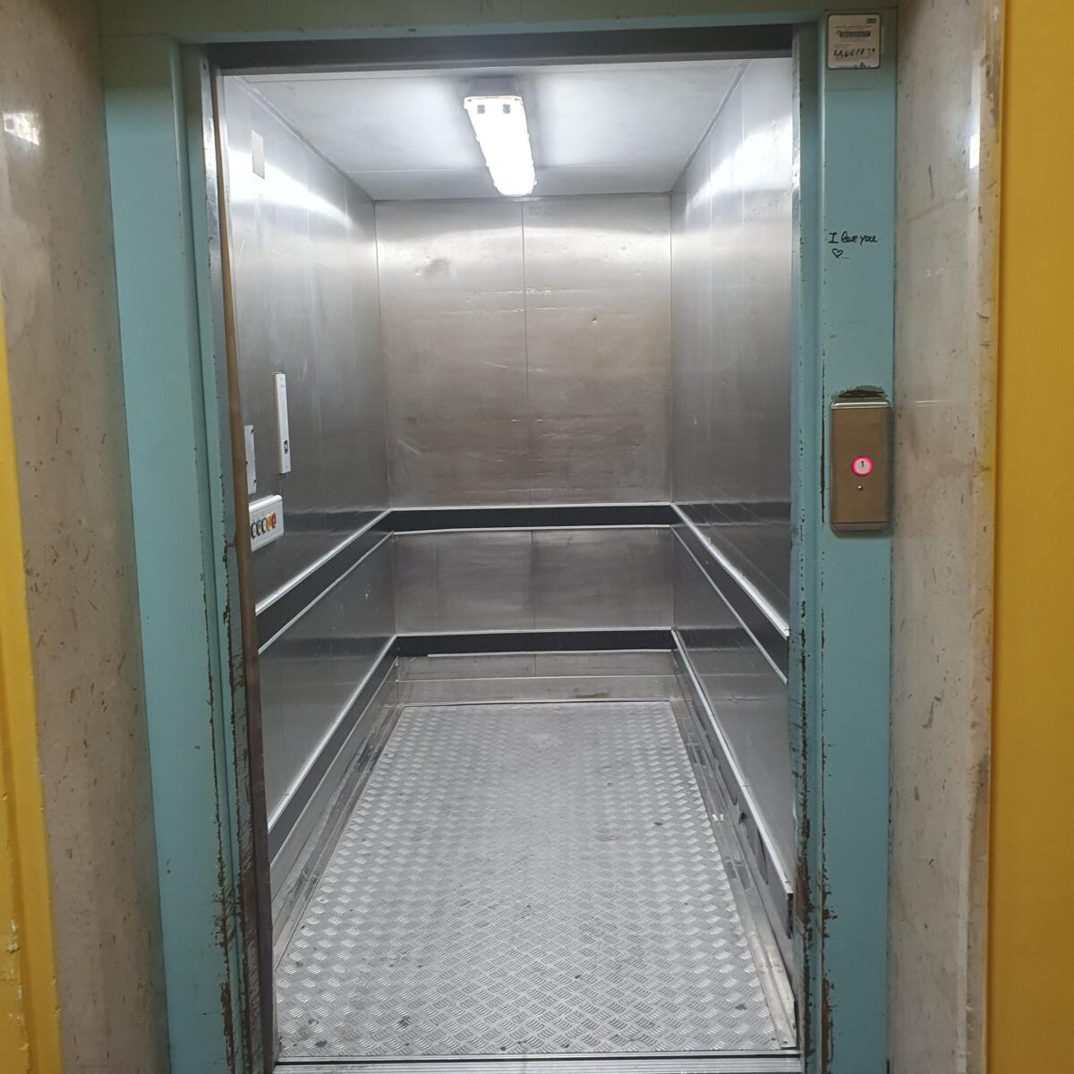 Un solo ascensore per i vivi e per i morti - 