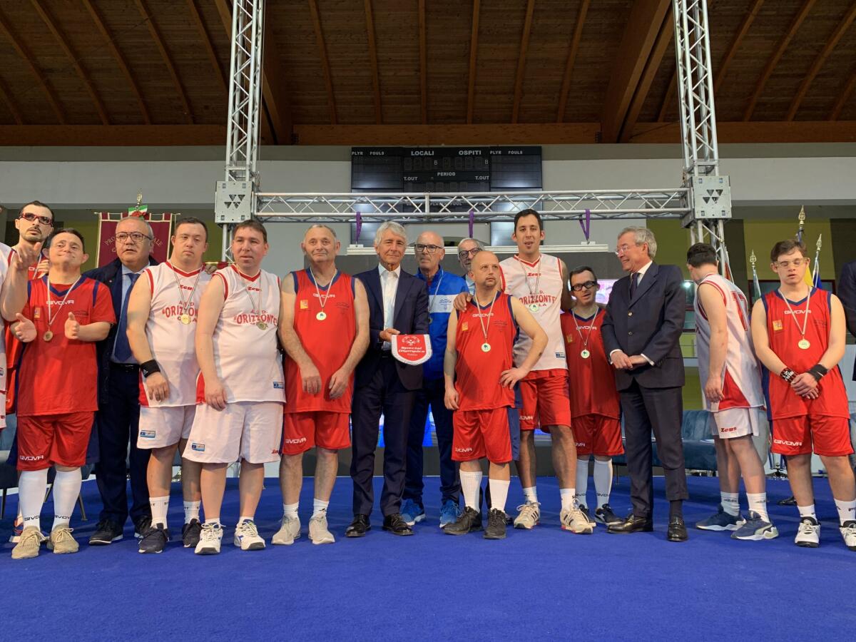 Il ministro Abodi incontra gli studenti e premia i giovani talenti dello sport - 