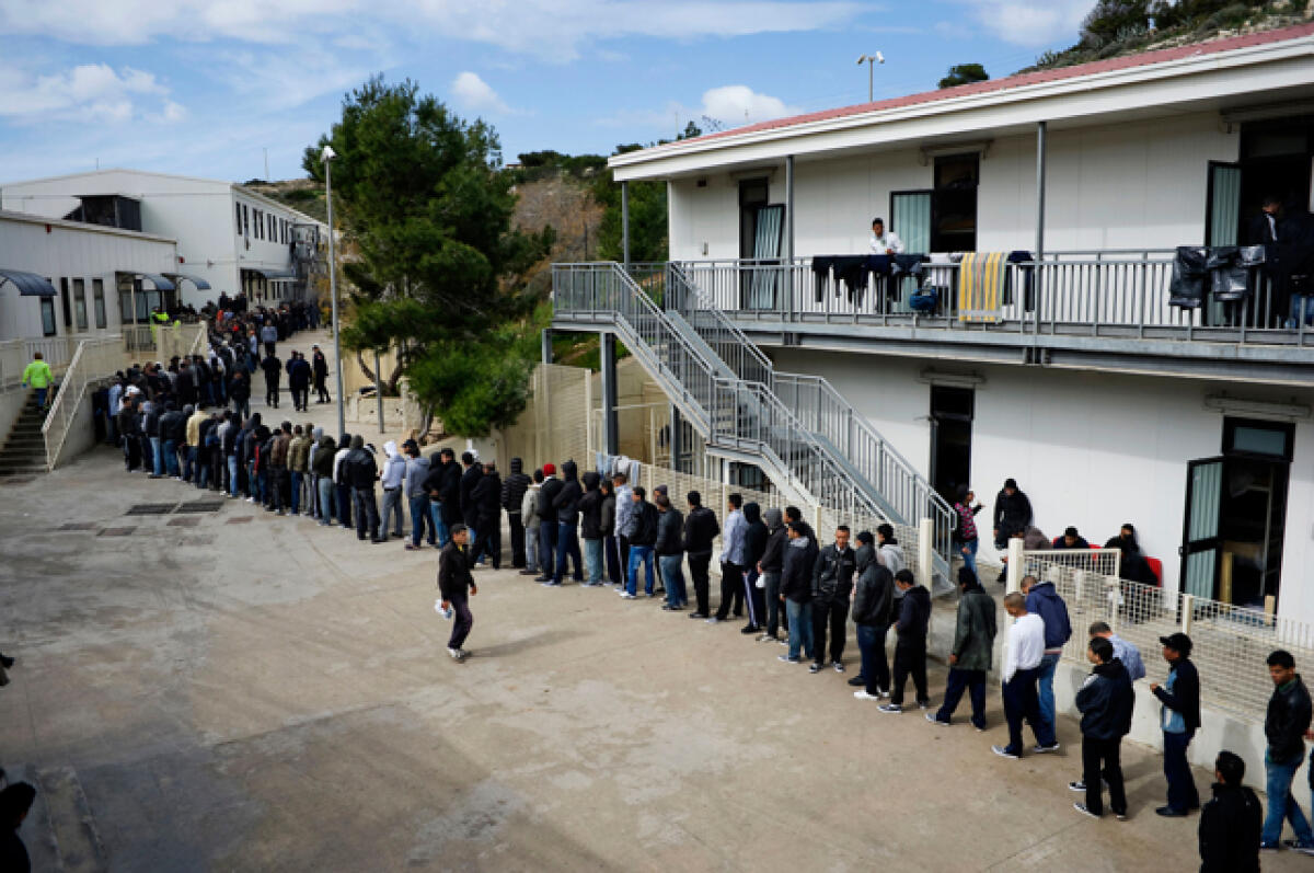 Hotspot Lampedusa sovraffollato. (M5S): “Si rischia il collasso, c&#8217;è chi dorme a terra” - 