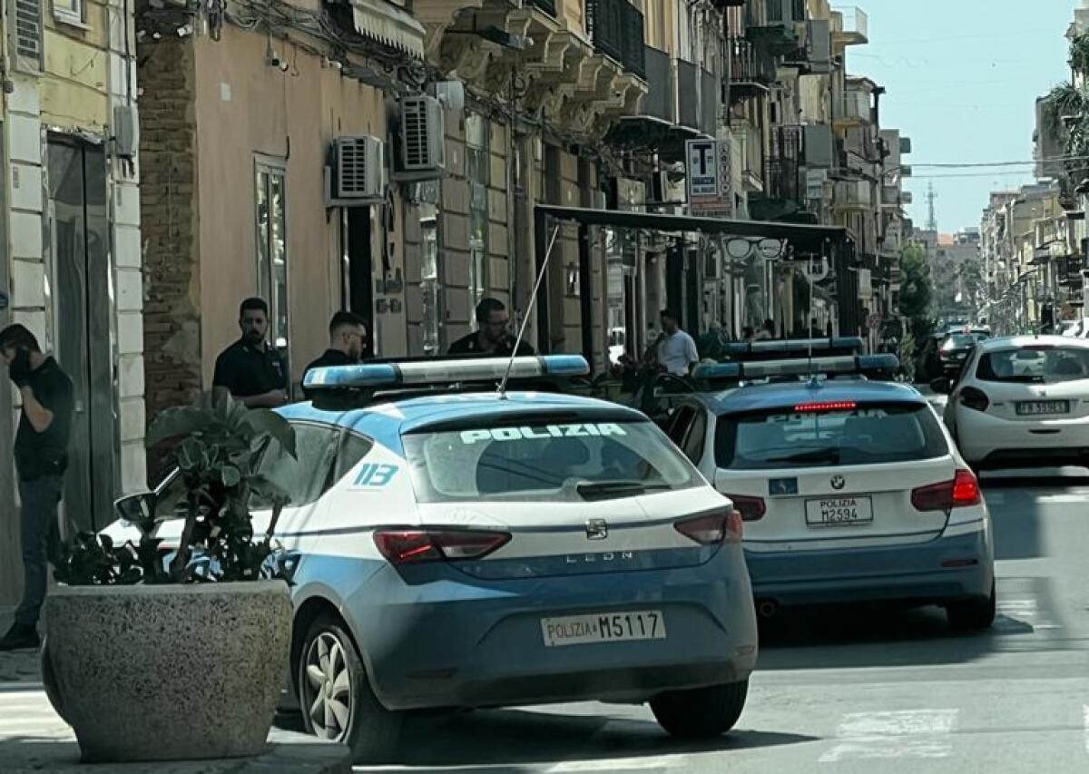 Interventi della polizia in centro storico per placare le ire di un uomo - 