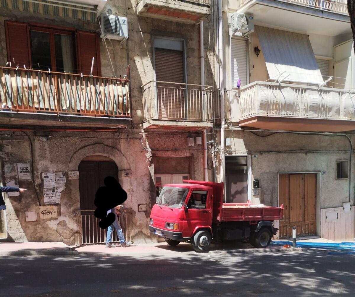 Via Tevere chiusa al traffico per fuga di gas -