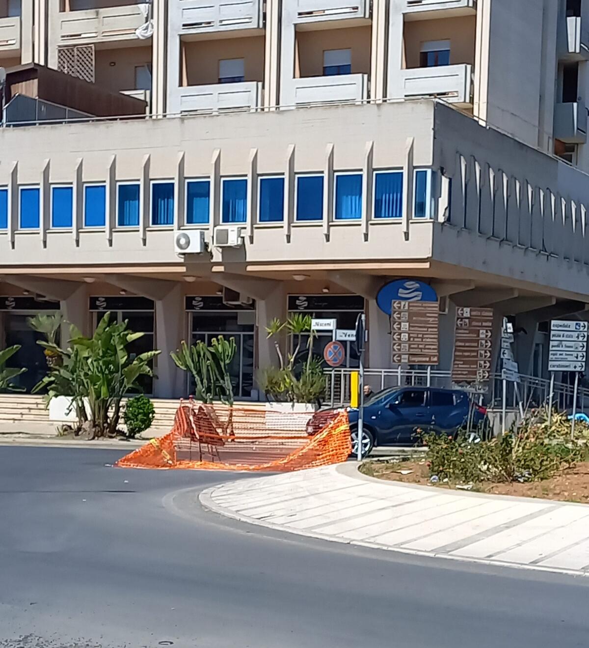 La transenna, la rotatoria e il tir: storia di ordinaria normalità - 