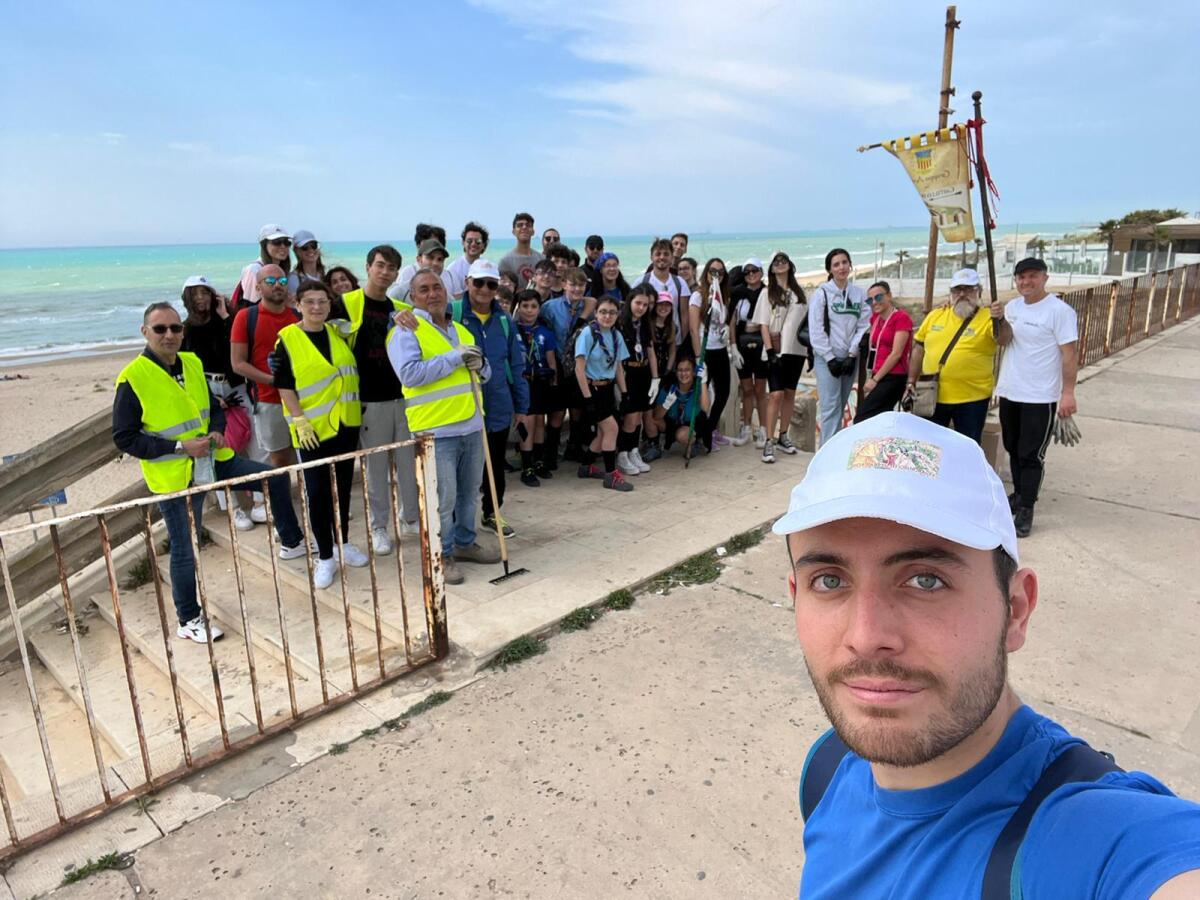 La logica dell’impegno personale contro chi si lamenta e basta: ripulita la spiaggia alla rotonda di Macchitella -