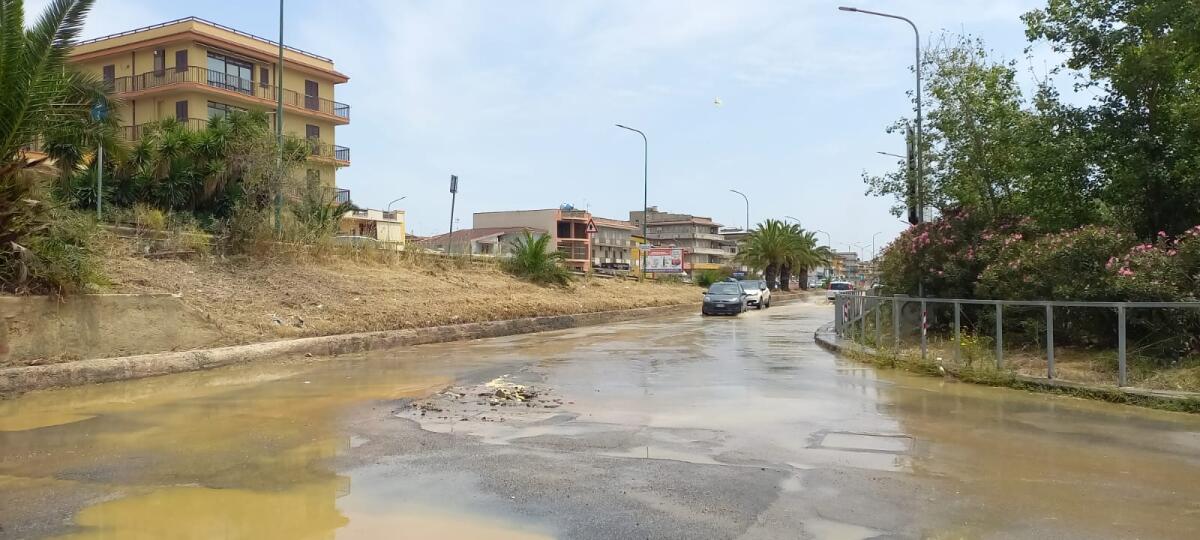 Fiume di liquami tra via Paci e via Caffè -
