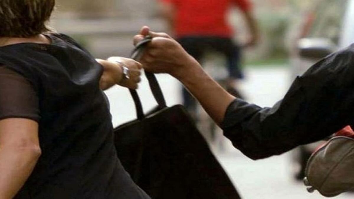 Gela, sotto la minaccia di un coltello strappa la borsa a una ragazza e si dà alla fuga: 22enne arrestato dalla Polizia - 