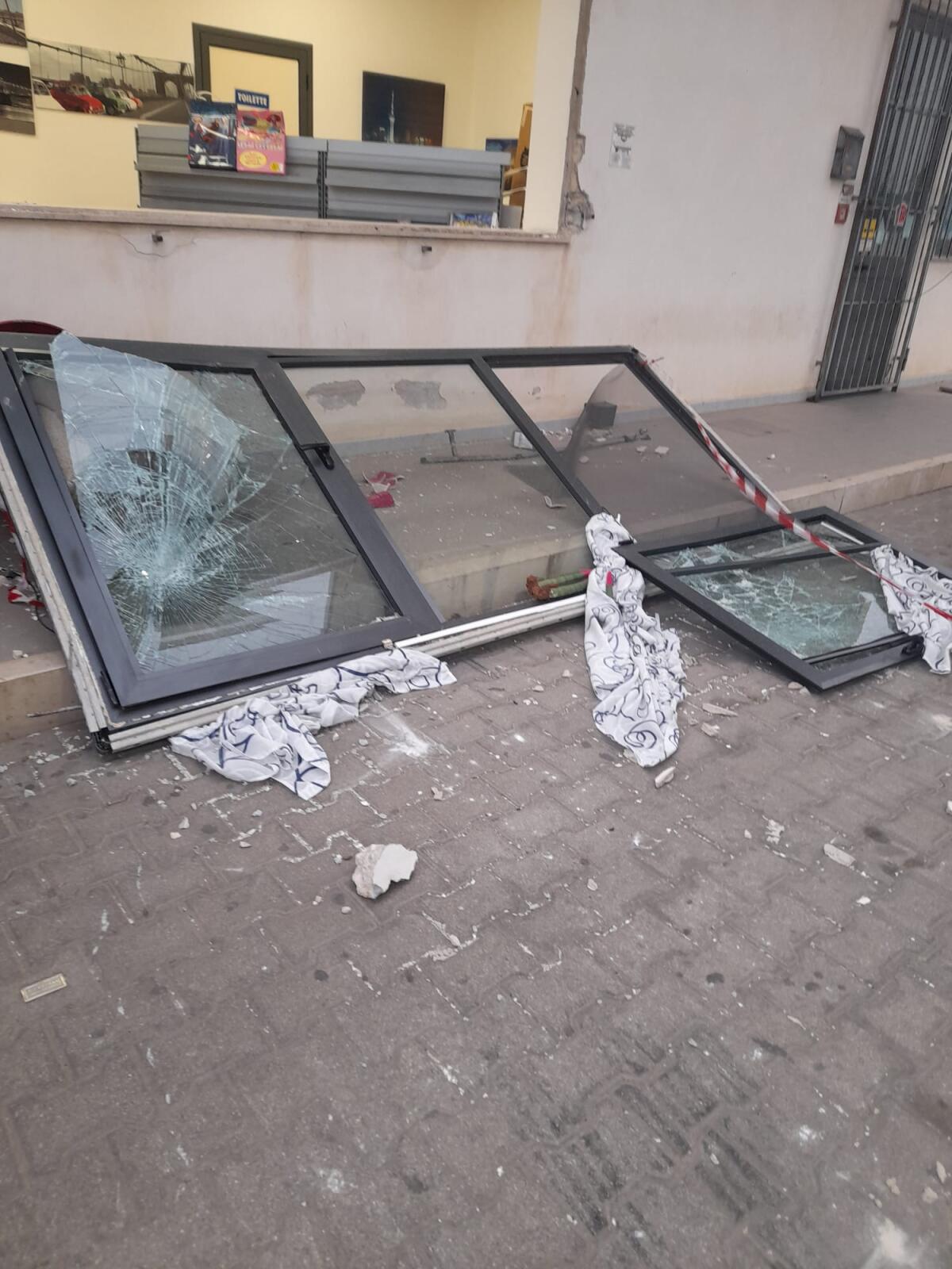 Sfondano vetrata con un autocarro, raid al distributore Esso sulla Vittoria -Gela - 