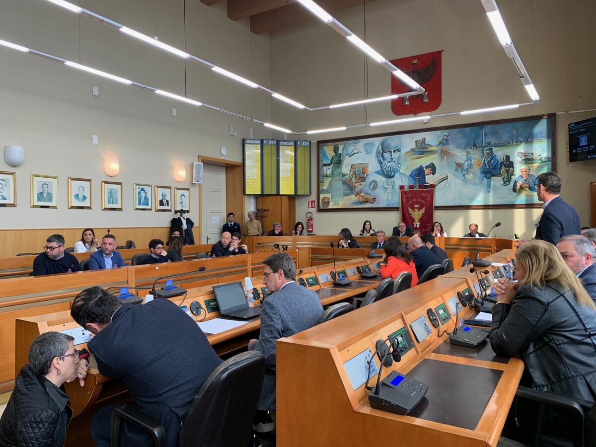 In due ore trattata la “mozione di palazzo”: Greco congelato fino al 12 giugno -
