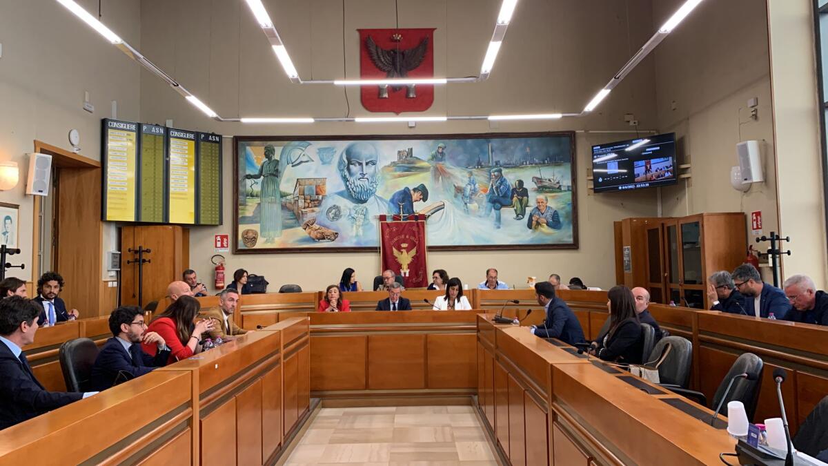 Manca un consigliere e la segretaria invita il consiglio a riflettere prima di votare - 